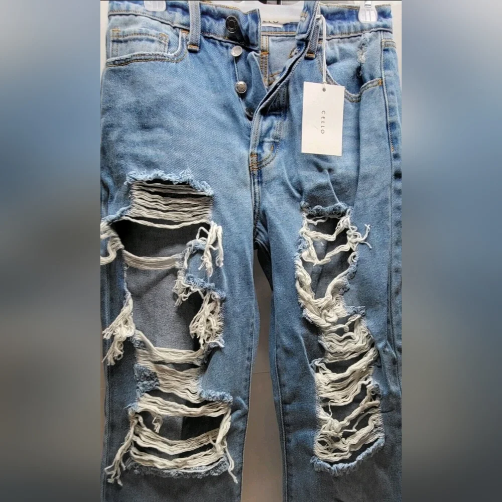 CELLO WOMEN'S SUPER HIGH DISTRESSED DADS JEANS SIZE 28 NWT